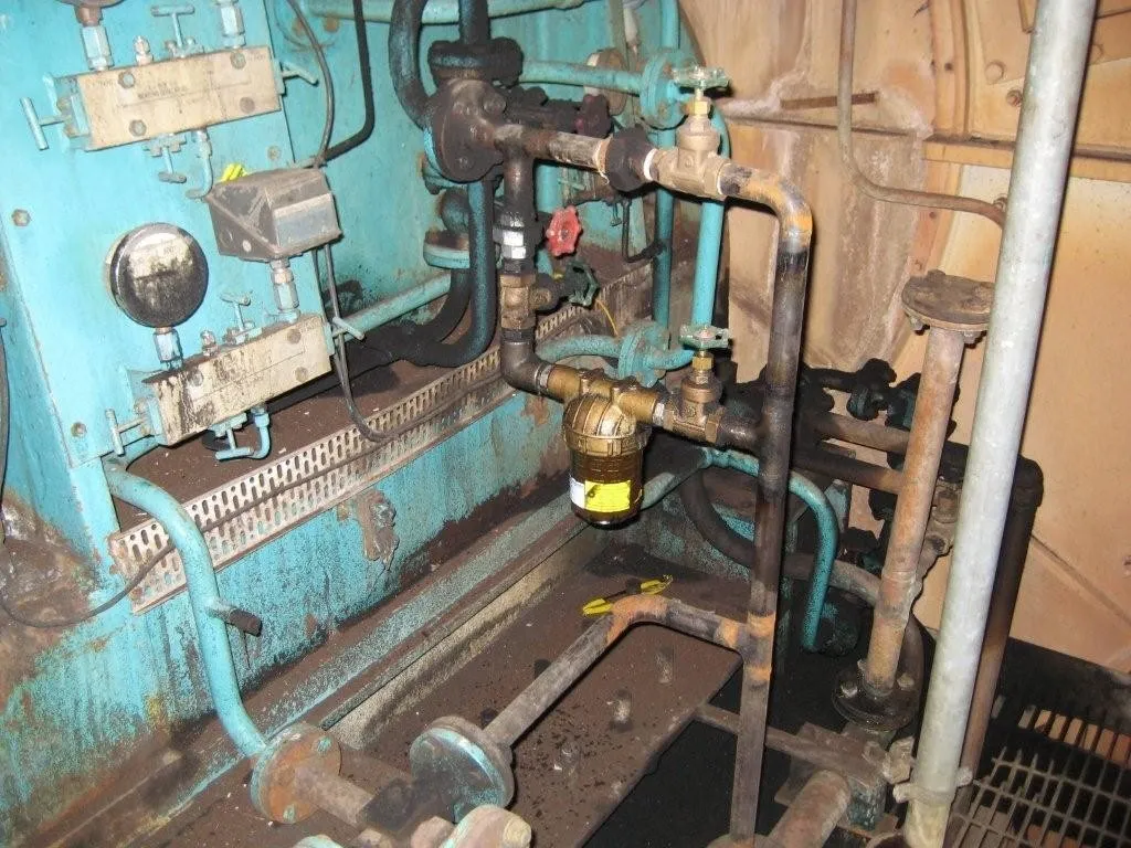 A Magnom Clear unit with a brass head in a lubrication line on industrial plant